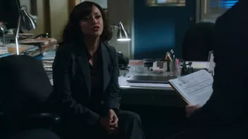 Teoría Carissa Blazer en Good Wool usado por Maria Baez (Marisa Ramirez) como se ve en Blue Bloods (T14E13)