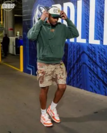 Zapatillas Louis Vuitton White & Orange Strap LV Trainer usadas por Paul Jamaine Washington Jr. en la cuenta de Instagram @dallasmavs