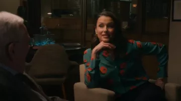 Equipo: Blusa Leonee usada por Erin Reagan (Bridget Moynahan) como se ve en Blue Bloods (T14E13)