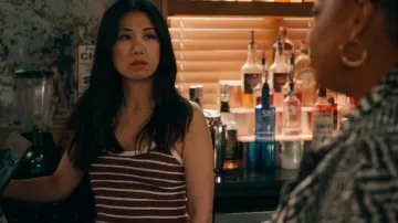 Top A.L.C. Iris usado por Melody 'Mel' Bayani (Liza Lapira) como se ve en The Equalizer (T05E02)