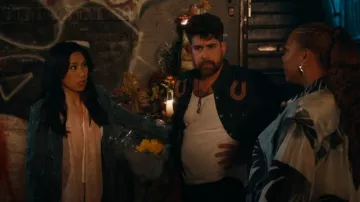 Bufanda de seda con estampado de calavera de Alexander McQueen usada por Melody 'Mel' Bayani (Liza Lapira) como se ve en The Equalizer (T05E02)