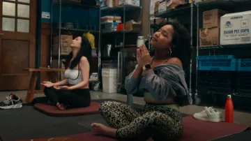 Nike Dunk Low SE Next Nature Sea Glass portée par Delilah (Laya DeLeon Hayes) comme on le voit dans The Equalizer (S05E03)
