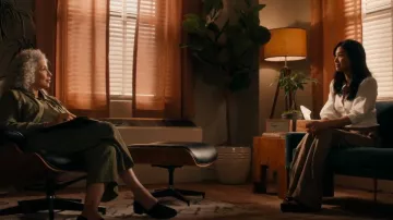 Veronica Beard Coralee Top usado por Melody 'Mel' Bayani (Liza Lapira) como se ve en The Equalizer (T05E03)