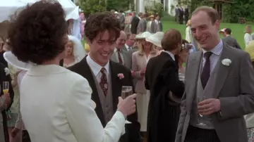 Penderie de Quatre mariages et un enterrement : Hugh Grant porte un costume de mariage noir et gris pour incarner Charles dans le film