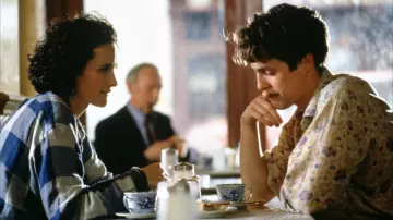 Les looks de Quatre mariages et un enterrement : Hugh Grant porte une chemise à fleurs pour son rôle de Charles dans le film