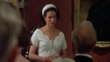 Penderie de Quatre mariages et un enterrement : Andie MacDowell porte une robe de mariée en soie crème boléro perlé pour jouer Carrie au premier mariage