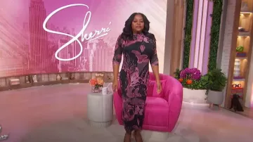 Prabal Gurung Robe midi abstraite en maille florale portée par Sherri Shepherd comme on le voit à Sherri le 4 novembre 2024
