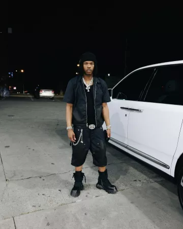 Cinturón cruzado ovalado de cuero negro y plata Chrome Hearts usado por Lil Baby en la cuenta de Instagram @lilbabyrares