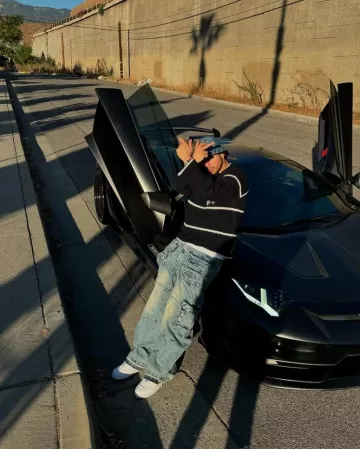 Jeans Roman Cargo RtA Blue Acid Wash portés par Jess Ortiz-paz sur le compte Instagram @jesusortizpazfr