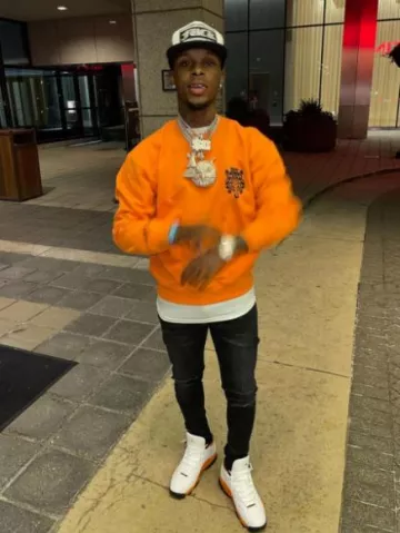 Sudadera de cuello redondo Chrome Hearts Vine Dagger usada por Toosii en la cuenta de Instagram @toosii