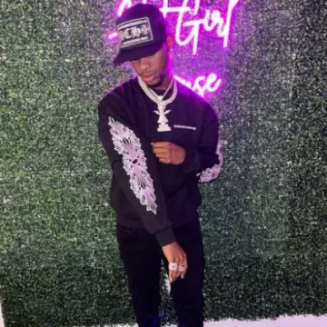 Sudadera Chrome Hearts Black & Pink Floral Logo usada por Toosii en la cuenta de Instagram @toosii