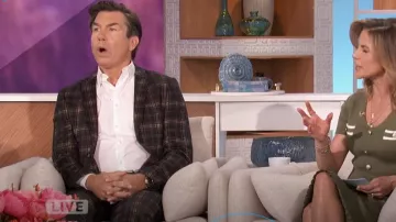 Blazer a cuadros de calabaza color canela marino de Paisley & Gray usado por Jerry O'Connell como se vio en The Talk el 6 de noviembre de 2024