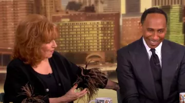 Cinq a Sept Dreama Marnie Feather Cuff Cardigan usado por Joy Behar como se vio en The View el 7 de noviembre de 2024