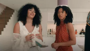 Betsey Johnson Bottine Cady pour femme portée par Mackenzie Altman (Brittany O’Grady) comme on le voit dans Elsbeth (S02E03)