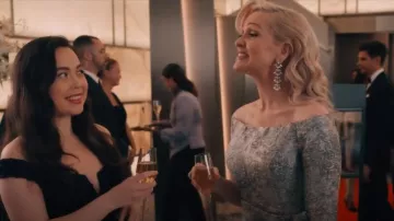 Robe Jovani portée par Celeste (Jenn Lyon) comme on le voit dans Elsbeth (S02E04)