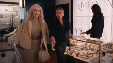 Sacoche Louis Vuitton Epi Alma BB d’occasion portée par Celeste (Jenn Lyon) comme on le voit dans Elsbeth (S02E04)