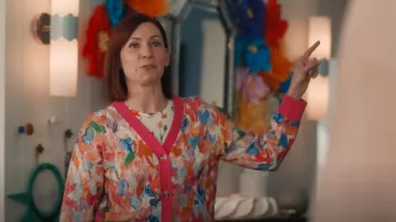 Cárdigan del abuelo de corazones pintados con agua usado por Elsbeth Tascioni (Carrie Preston) como se ve en Elsbeth (S02E04)