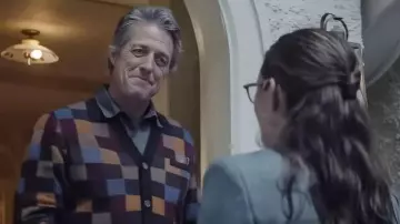 Tenues de Heretic : Hugh Grant porte un cardigan Colorblock pour représenter M. Reed dans le film