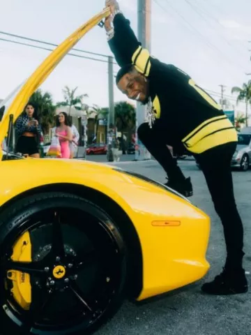 Camiseta de fútbol de manga larga negra y amarilla de Louis Vuitton usada por Tory Lanez en la cuenta de Instagram @torylanez