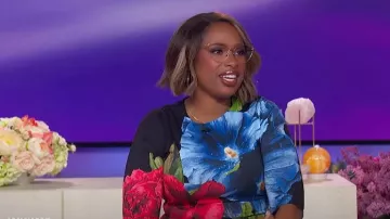 Alice + Olivia Delora Robe midi portée par Jennifer Hudson telle que vue dans The Jennifer Hudson Show le 28 septembre 2024