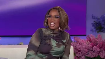 Vestido largo con detalle de nudo de manga larga de Asos usado por Jennifer Hudson como se vio en The Jennifer Hudson Show el 7 de octubre de 2024
