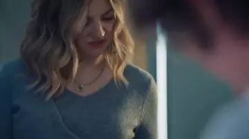 Tenues de la série télévisée The Bear : Collier de Michelle Starbuck Designs portés par Natalie 'Sugar' Berzatto (Abby Elliott) dans la saison 3