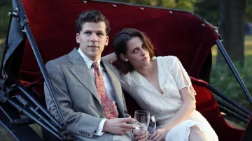 Les looks du film Café Society : Kristen Stewart porte une robe blanche de chez Chanel pour son rôle de Vonnie dans cette réalisation de Woody Allen