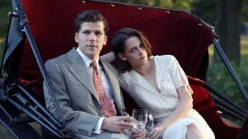 Les looks du film Café Society : Kristen Stewart porte une robe blanche de chez Chanel pour son rôle de Vonnie dans cette réalisation de Woody Allen