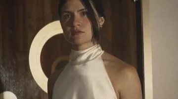 Atuendos de la serie de televisión Doctor Odyssey: Avery (Phillipa Soo) usa un vestido de cuello halter en la temporada 1