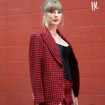 Taylor Swift viste blazer a cuadros rojos y negros llegando al juego de los Chiefs el 10 de noviembre de 2024