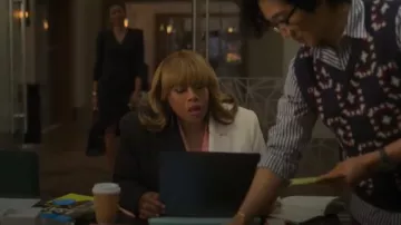 Blazer Eloquii Colorblock usado por Krystal Walters (Angela Grovey) como se ve en Duda Razonable (S02E09)