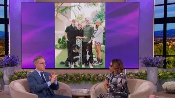 Alice + Olivia Delora Robe midi portée par Jennifer Hudson telle que vue dans The Jennifer Hudson Show le 18 octobre 2024