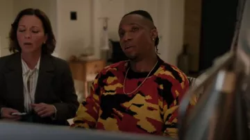 Boohoo Man Jersey abstracto de hombro caído cuadrado de gran tamaño usado por Zeke Wallace (Arlen Escarpeta) como se ve en Found (S02E03)