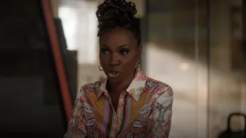 Antonio Melani Polina Paisley Blusa de manga larga con botones a juego usada por Gabi Mosely (Shanola Hampton) como se ve en Found (S02E05)