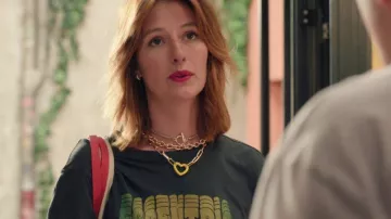 The looks of the series Plus belle la vie, even more beautiful: Apolline Deboisier (Zoé Fiacre) wears a gold knit necklace with yellow heart from Maje in season 1