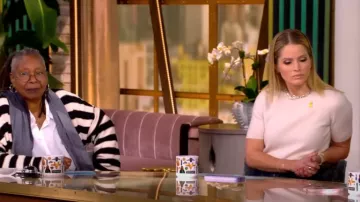 T-shirt en cachemire orné TWP porté par Sara Haines, comme on le voit dans The View le 11 novembre 2024