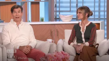 Falda cruzada de gamuza sintética Delphia de Ramy Brook usada por Natalie Morales como se vio en The Talk el 7 de noviembre de 2024