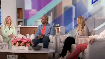 Chaqueta de botonadura sencilla con dos botones de Armani Exchange usada por Anna Camp como se vio en The Talk el 7 de noviembre de 2024