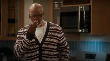 Cárdigan de algodón con el logotipo de Gucci usado por Poppa (Damon Wayans) visto en la casa de Poppa (T01E03)