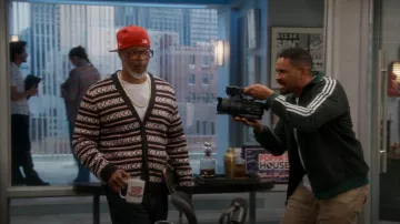 Gorra New Era Hombre New York Yankees Scarlet Red 9Fifty Adjustable Snapback 950 usada por Poppa (Damon Wayans) como se ve en Poppa's House (S01E03)