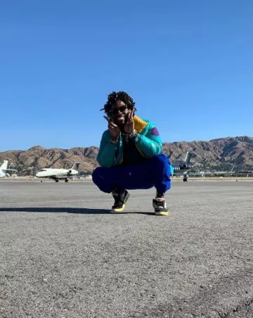 Jordan 4 Retro x Union Off Noir usado por Saint Jhn en la cuenta de Instagram @saint._.jhn