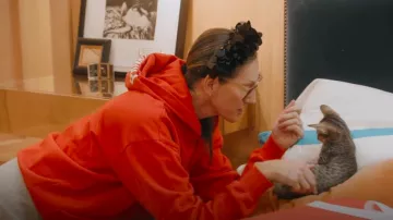 Le sweat à capuche rouge épais standard Privacy Please porté par Jenna Lyons comme on le voit dans The Real Housewives of New York City (S15E06)