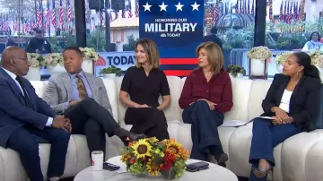 Chaqueta corta de lana y cachemira Theory en cordobán usada por Hoda Kotb como se ve en Today el 8 de noviembre de 2024