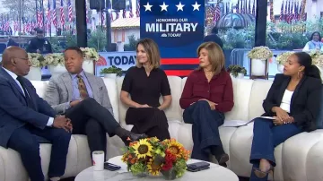 Cinq a Sept Benji Vaqueros de pierna ancha en índigo usados por Hoda Kotb como se ve en Today el 8 de noviembre de 2024