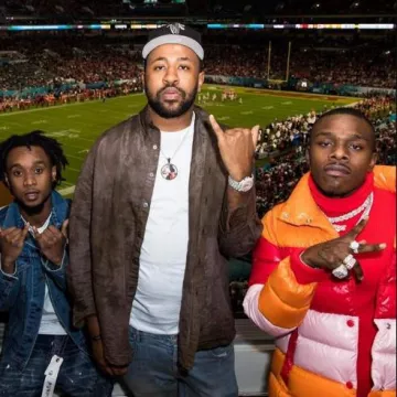 Burberry Veste matelassée rayée orange, rouge et rose portée par DaBaby sur le compte Instagram @slimjxmmi