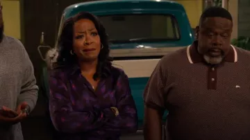 The Kooples Chemise à manches longues à imprimé floral portée par Tina Butler (Tichina Arnold) vue dans The Neighborhood (S07E04)