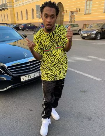 Gucci Yellow Zebra Vintage Logo T Shirt worn by Slim Jxmmi on the Instagram account @slimjxmmi