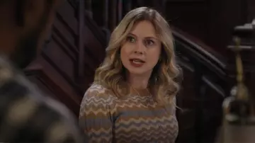 Haut Heartloom Eydie en Camel porté par Samantha (Rose McIver) comme on le voit dans Ghosts (S04E01)