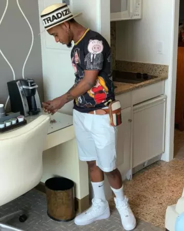 Riñonera de teléfono Gucci Cream Canvas & Brown Leather usada por Slim Jxmmi en la cuenta de Instagram @slimjxmmi