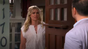 Haut Gabby Rag & Bone porté par Gemma Johnson (Beth Behrs) comme on le voit dans The Neighborhood (S07E04)